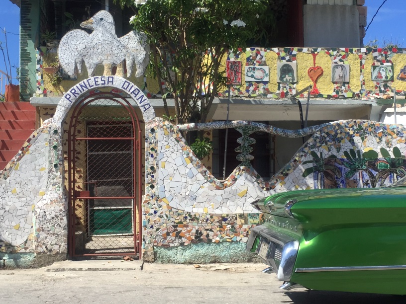 Kuba: Daiquiri s Hemingwayom a prečo tu nekráčajte popod balkóny